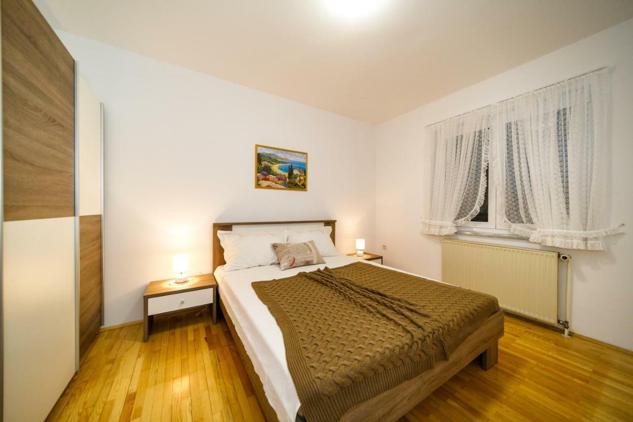Apartment Anton Krk Town Eksteriør billede