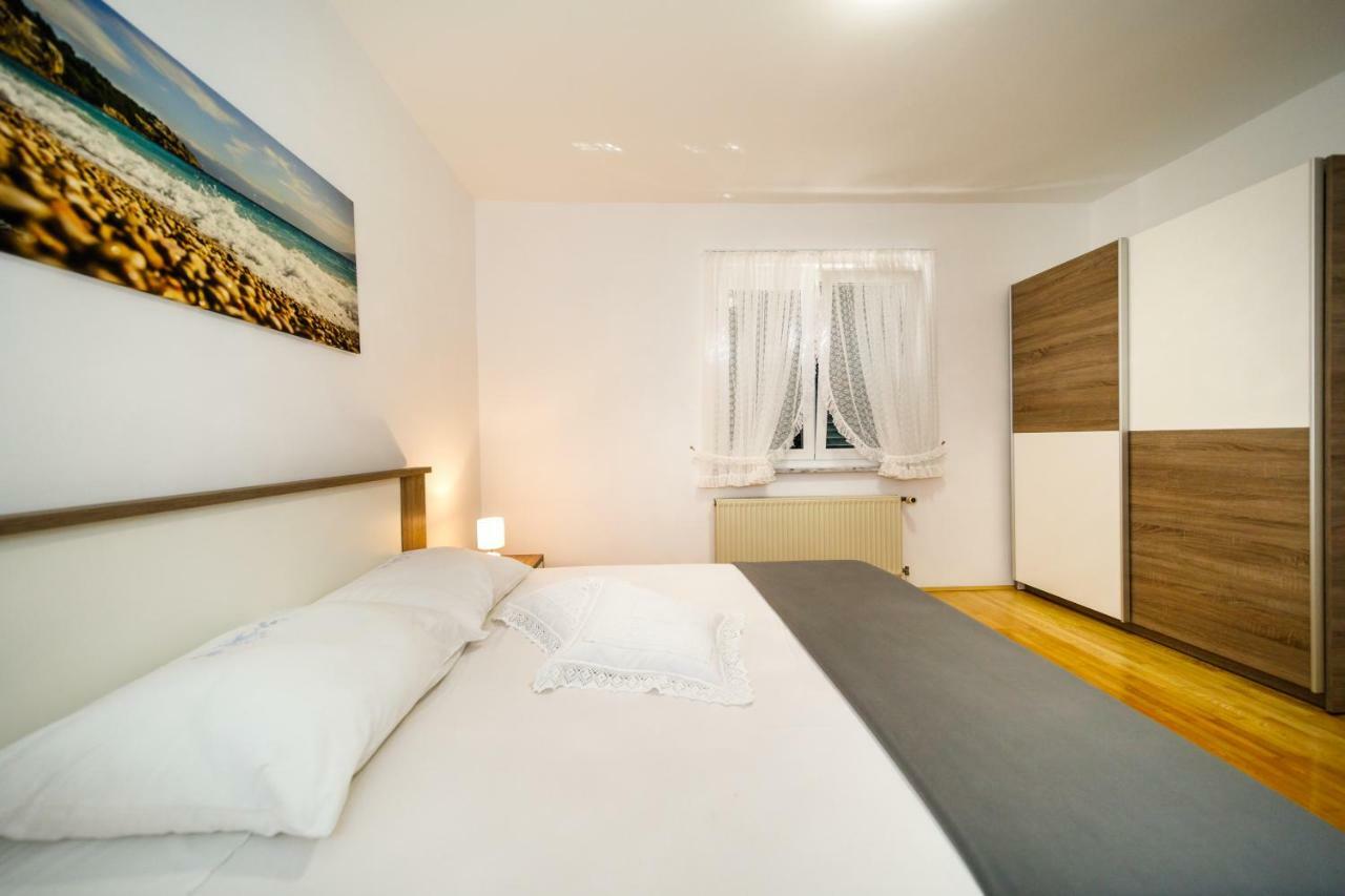 Apartment Anton Krk Town Eksteriør billede