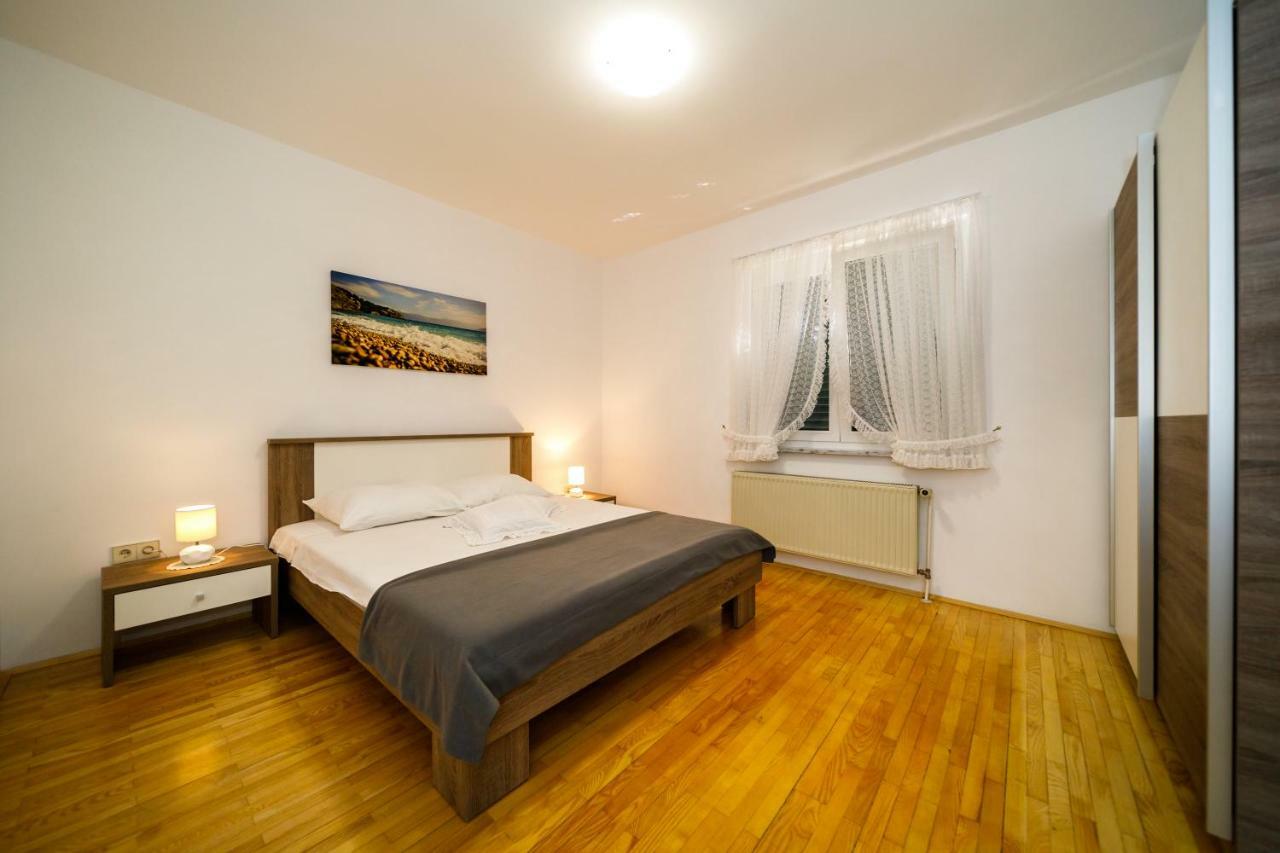 Apartment Anton Krk Town Eksteriør billede