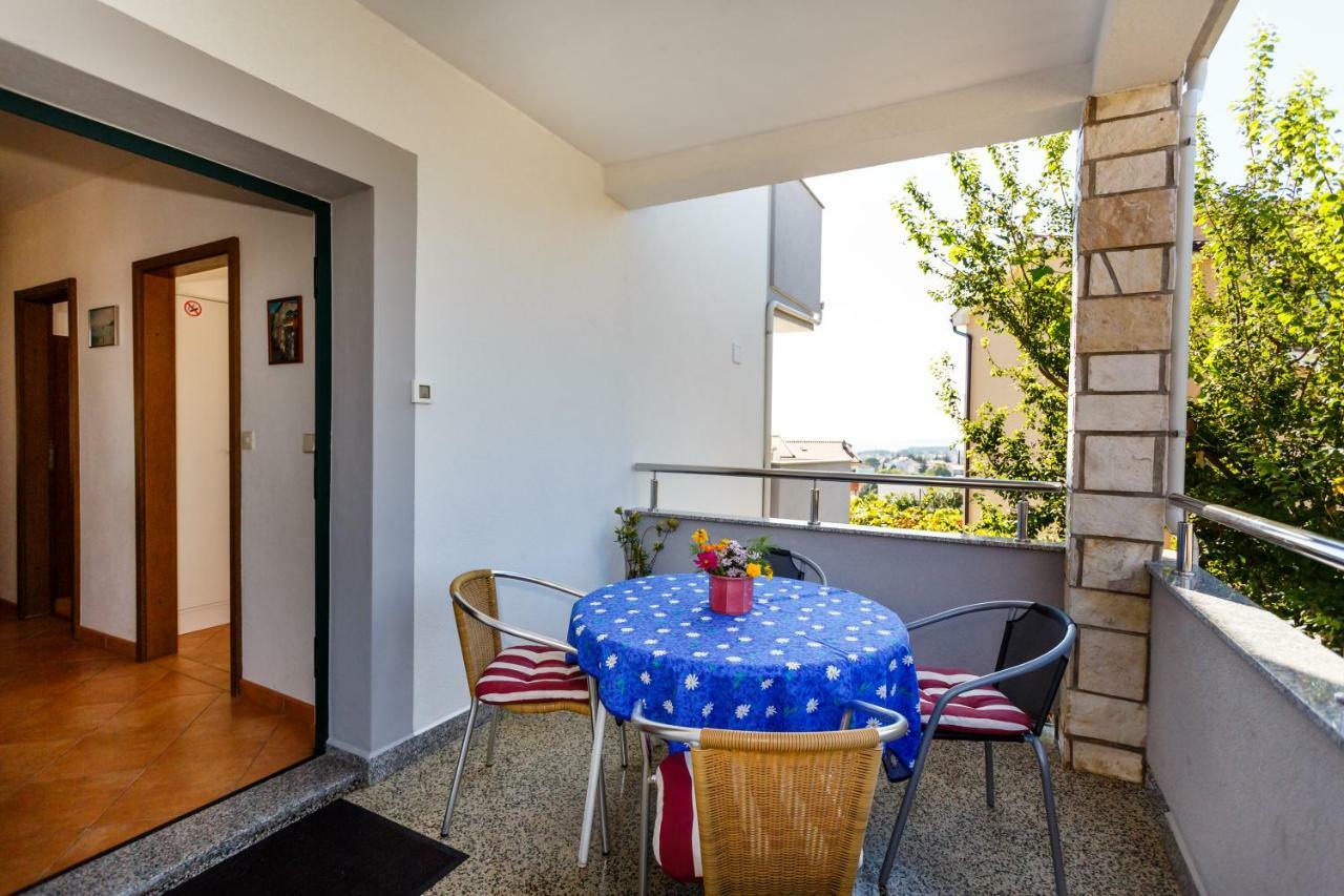 Apartment Anton Krk Town Eksteriør billede