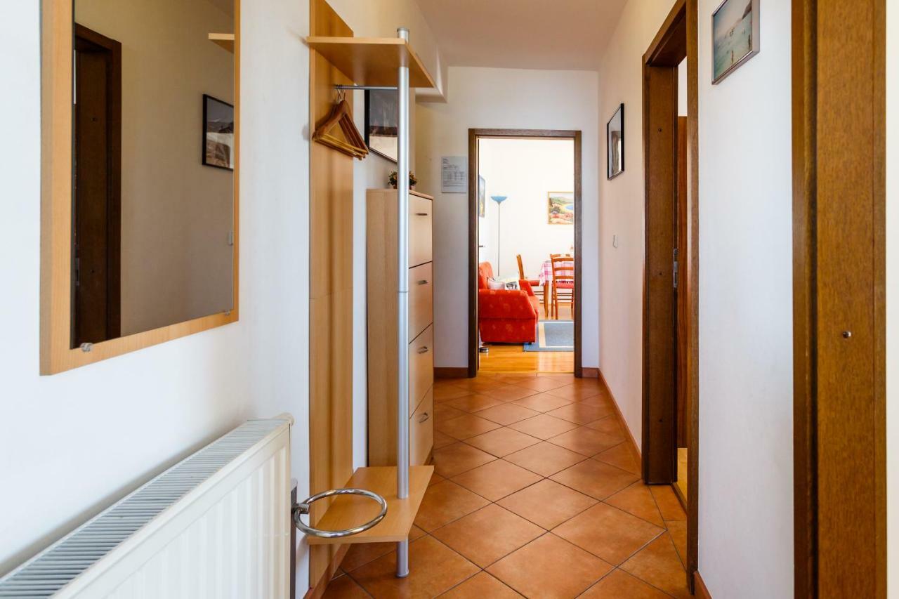Apartment Anton Krk Town Eksteriør billede