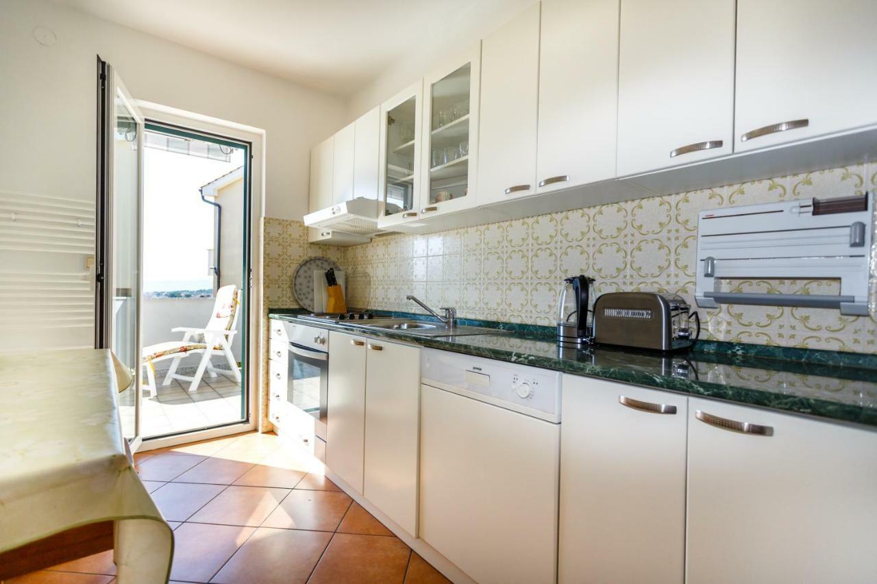 Apartment Anton Krk Town Eksteriør billede