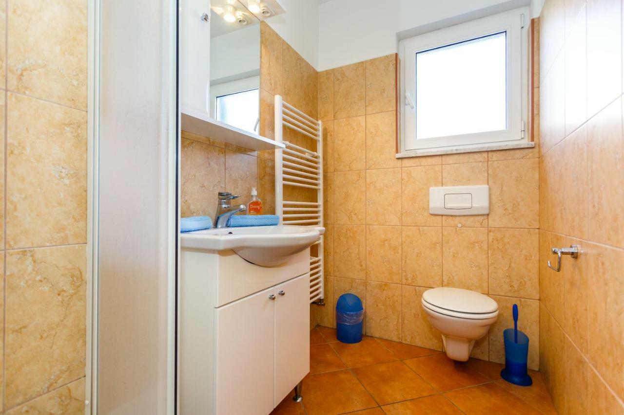 Apartment Anton Krk Town Eksteriør billede